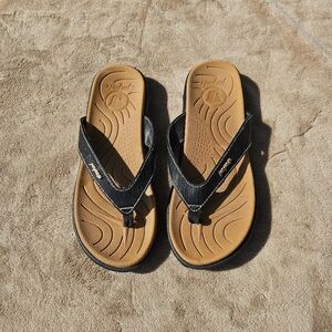 Jiajiale Black Strap Tan Footbed Flip Flops